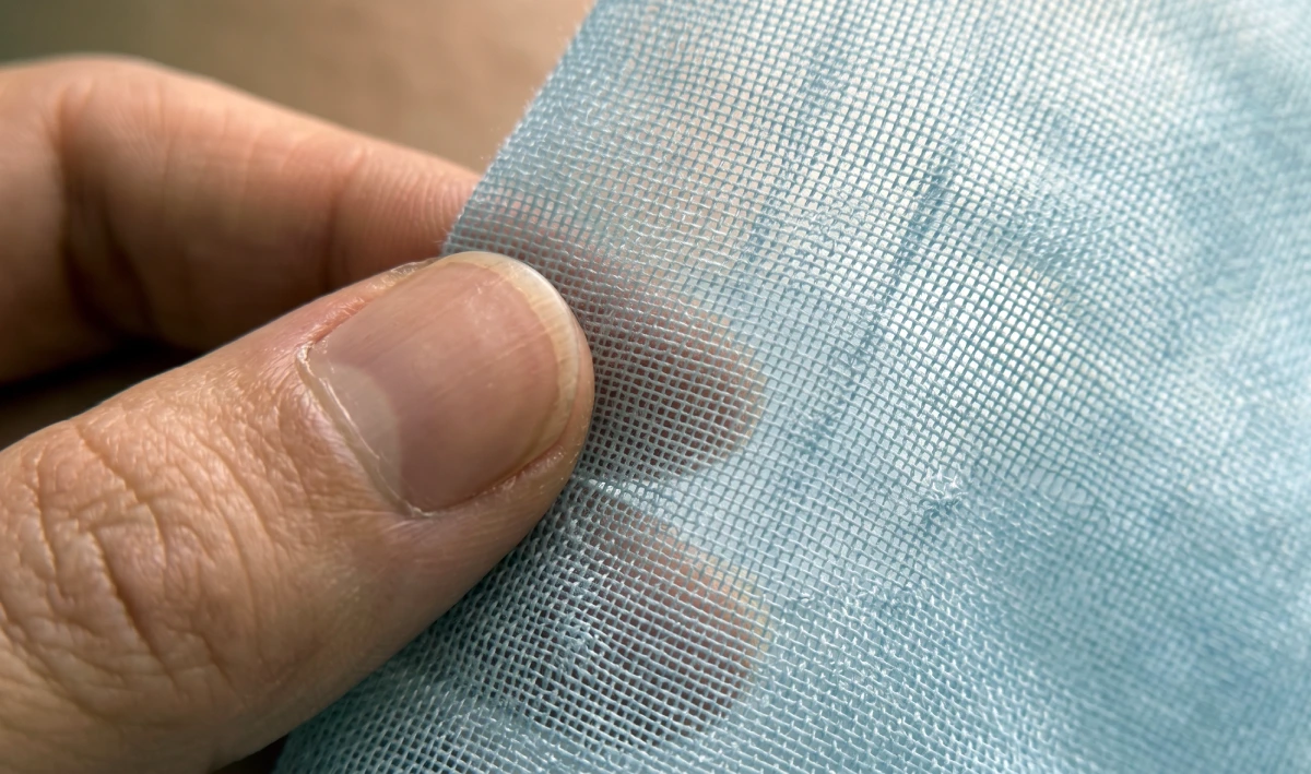 Gros plan sur le tissage armure toile fin et la transparence de la mousseline de soie de mûrier.